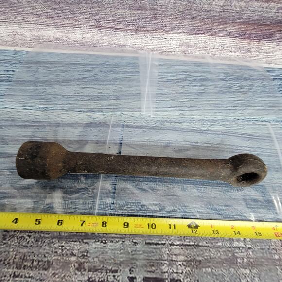 Vintage heavy duty steel lug wrench 1 1/4 from flat to flat - Picture 3 of 5